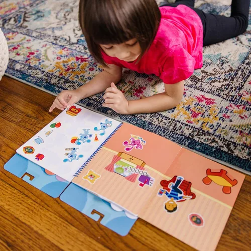 Vista 4 de Melissa & Doug Blue's Clues & You! Libreta de Pegatinas Reutilizables - Lugares que Blue Ama