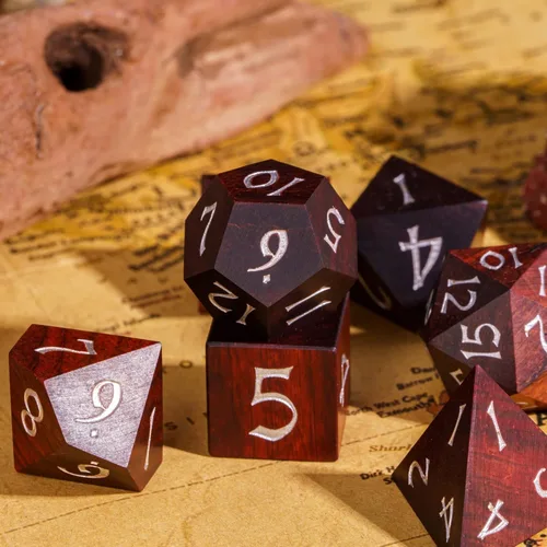 Vista 6 de Juego de dados D&D de sándalo rojo, dados poliédricos de madera natural con caja de lata de metal para juegos de rol y juegos de mesa