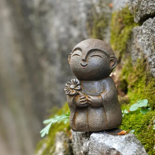Vista 3 de OwMell Estatua de monje japonés de Jizo, figura de Buda Jizo, estatua conmemorativa del acuario, adorno de flores de hierro