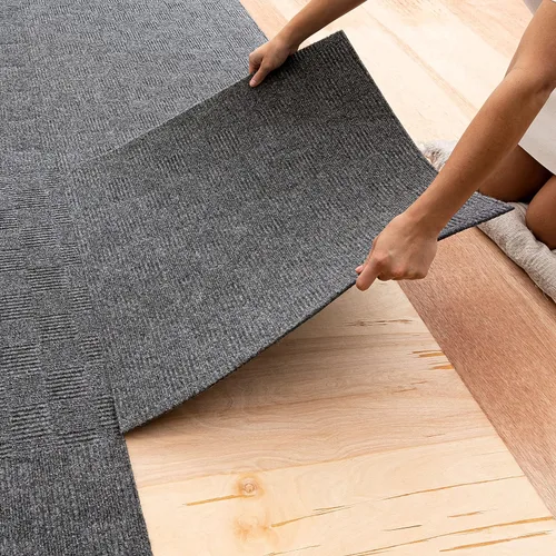 Vista 17 de Mohawk Home Baldosa de alfombra de 24" x 24" para interiores/exteriores, altura de pelo de 0.25", despegar y pegar, poliéster negro, (15 baldosas)