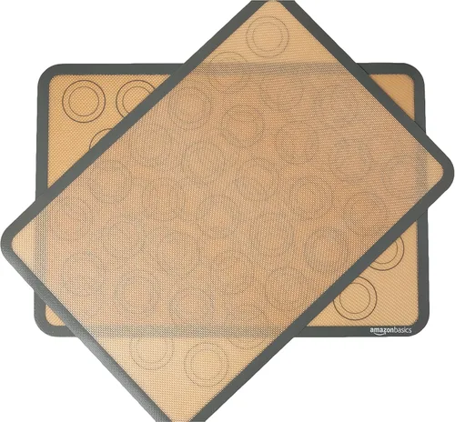 Vista 3 de Amazon Basics Alfombrilla de silicona para hornear macarons, antiadherente, apta para alimentos, 16.5 x 11.6 pulgadas, beige/gris, paquete de 2