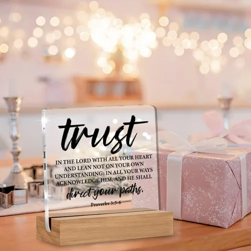 Vista 4 de Regalos de versículo bíblico cristiano para mujeres y hombres, letrero acrílico con frase de Proverbios Trust in The Lord Scripture con soporte