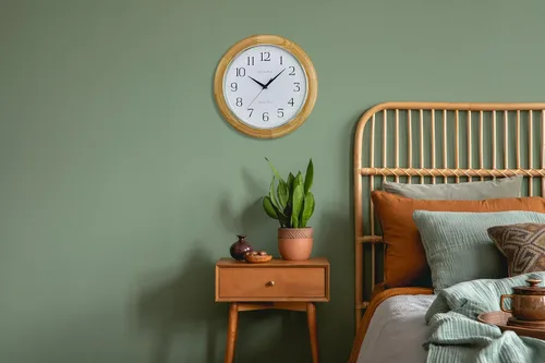 Vista 8 de Bulova C5005 Reloj de pared analógico atómico de madera Establece automáticamente la hora Grandes números romanos Funciona con pilas Diseño