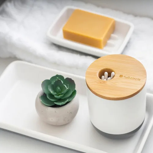 Vista 2 de Full Circle Keep, Tray, Love - Bandeja organizadora de cerámica para baño y cocina, color blanco