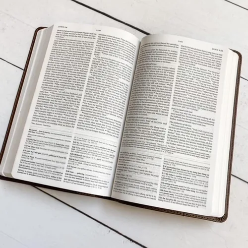 Vista 6 de Biblia de estudio concisa ESV Personalizado con nombre El diseño personalizado está grabado a mano y grabado con láser Regalo para: bautismo