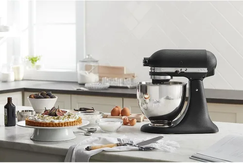 Vista 4 de KitchenAid Artisan Series - Batidora de pie de 5 cuartos de galón con escudo de vertido, color negro imperial y accesorio para trituradora