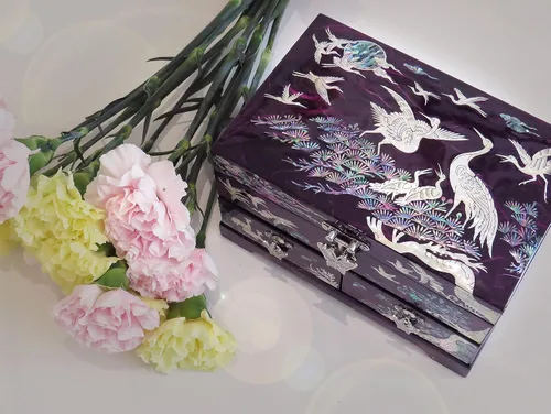 Vista 6 de MADDesign Mother of Pearl Joyero lacado con grúas de dos niveles color morado