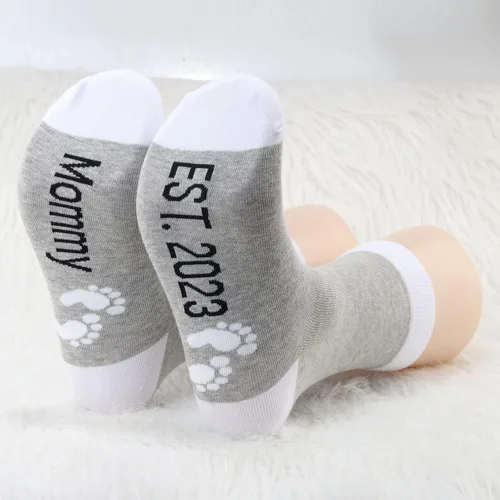 Vista 2 de MBMSO Regalos para padres nuevos papás, mamá y papá 2023, calcetines de revelación de embarazo para padres para ser regalos por primera vez