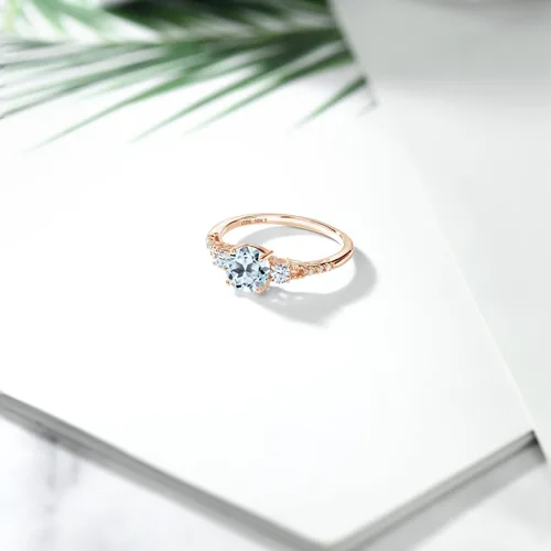 Vista 4 de Gem Stone King Anillo de compromiso de oro rosa de 10 quilates con topacio azul cielo y zafiro blanco creado para mujer