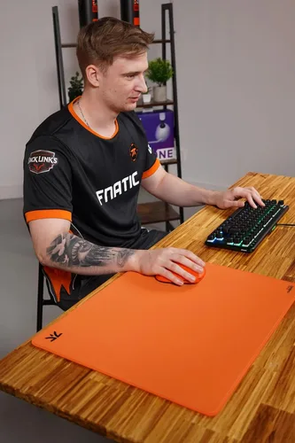 Vista 6 de Fnatic MAX Dash L Pro - Alfombrilla de mouse para juegos, superficie de control de tela lisa naranja, revestimiento resistente al agua, con base