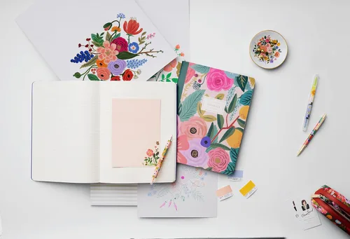 Vista 4 de RIFLE PAPER CO. Plato para anillos de ramo de fiesta de jardín, protege tus joyas y joyas, minimiza la pérdida, organiza el escritorio, seguridad