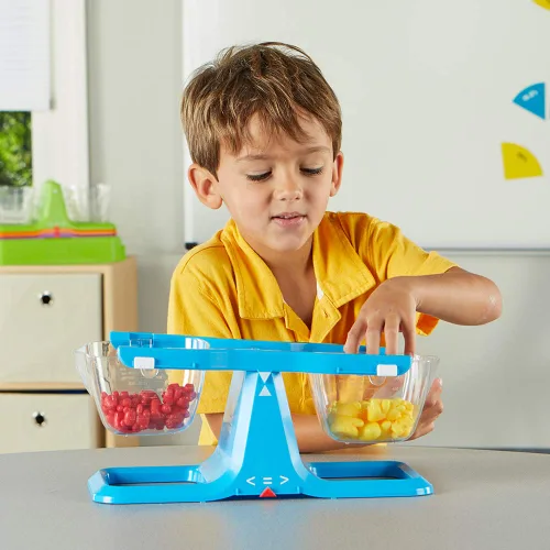 Vista 2 de hand2mind Balanza de cubo ajustable azul, báscula de balanza de cubo doble transparente para líquidos y sólidos, báscula para niños fácil de montar