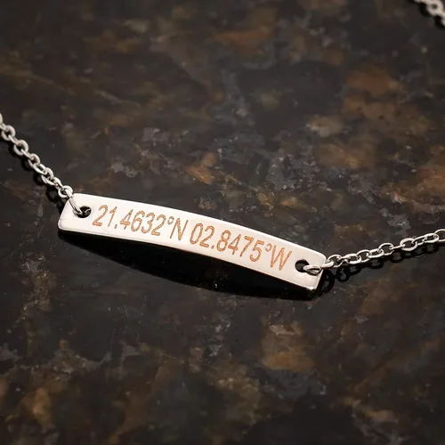 Vista 4 de Petite Boutique Pulseras de barra de identificación personalizadas con nombre de coordenadas para mujer, base chapada en plata