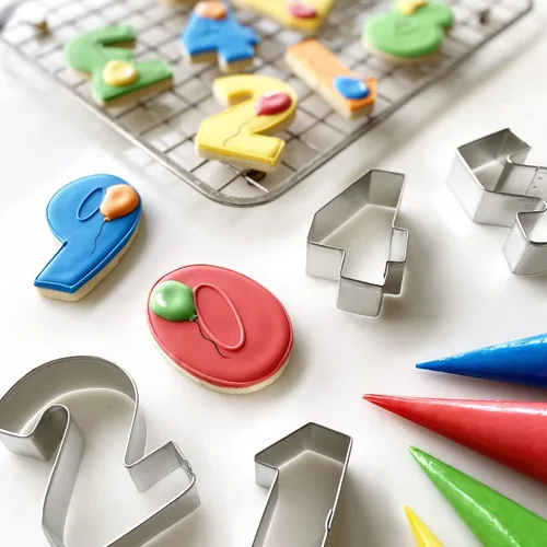 Vista 7 de R&M - Cortadores de galletas con números 1-9 con recortes. Juego de regalo de 9 piezas de 2.5 pulgadas