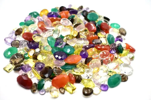 Vista 3 de Más de 100 quilates de gemas mixtas sueltas al por mayor. Piedras preciosas semipreciosas facetadas naturales. Piedra preciosa suelta