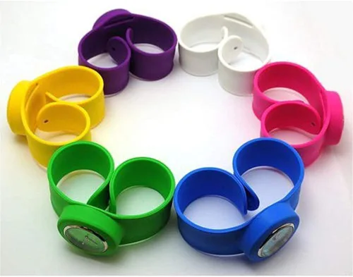 Vista 4 de HSW Slap on Watch - Reloj de pulsera de silicona con números de cuarzo, correa deportiva para niños, niñas, mujeres, hombres, unisex, a presión