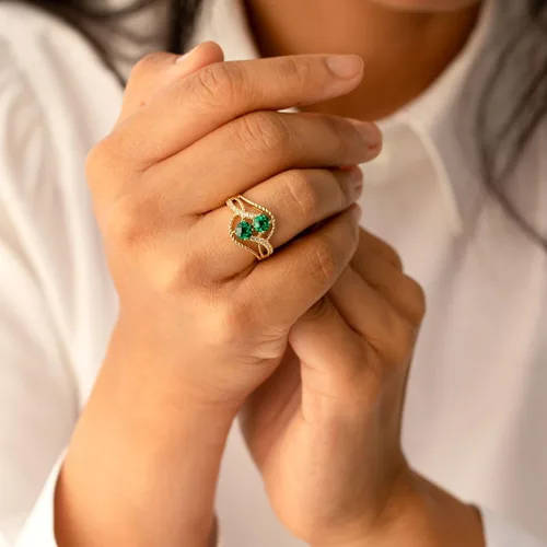 Vista 2 de PEORA Anillo de dos piedras de esmeralda creada para mujer, oro amarillo de 14 quilates, forma redonda total de 1 quilate, tallas 5 a 9