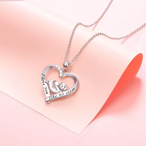 Vista 2 de Collar con colgante de corazón de nutria marina de plata de ley 925 para mujer