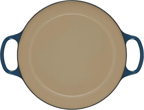 Vista 4 de Le Creuset Signature Cacerola de hierro fundido esmaltado, 3.5 cuartos de galón, color verde azulado oscuro (Deep Teal)