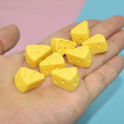 Vista 8 de TOYANDONA 100 piezas de queso de cocina en miniatura, modelos de queso artificiales, triángulo de simulación, figuras de comida de pastel de queso