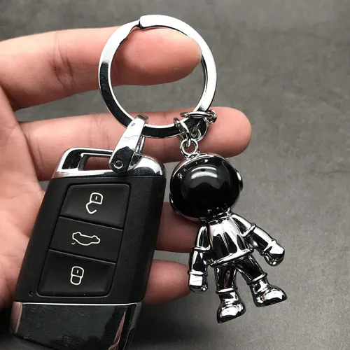 Vista 4 de Llavero de robot negro para hombre diseño creativo de hombre espacial llavero de coche para oficina mochila y bolso