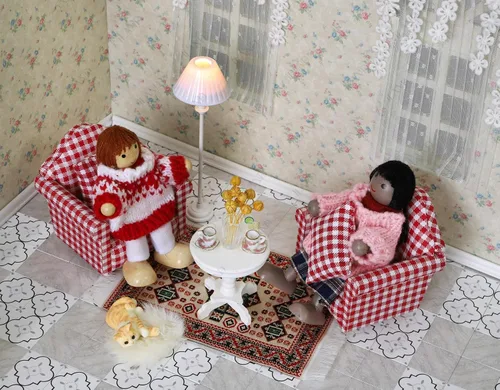 Vista 7 de iLAND Lindos juguetes para niñas de 6 a 8 años, encantadora decoración para casa de muñecas a escala 1/12, juego de sofás de gingham para casa