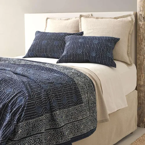 Vista 2 de Pine Cone Hill Resist Dot - Funda de almohada índigo, tamaño europeo, patrón gráfico azul