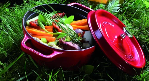 Vista 2 de Staub Tostador de Hierro Fundido/Cocotte, Ovalado 14.6 in, 8 L, Rojo Cereza