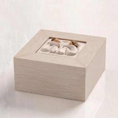 Vista 2 de Willow Tree Friendship Caja de Joyería Musical, Esculpida, Caja de Joyería Musical Pintada a Mano