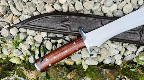 Vista 3 de Machete artesanal de 20" - Nepal forjado a mano - Espada de hoja de espiga completa - Acero de alto carbono - Mango de madera rosa con protector