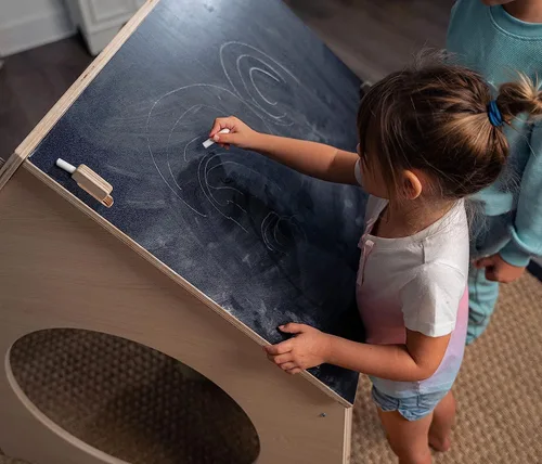 Vista 3 de Avenlur Casa de juegos Montessori de madera y estilo Waldorf para niños pequeños con techo de pizarra doble. Estructura de juego resistente