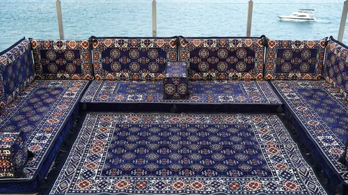 Vista 3 de Conjunto de sofá bajo de estilo árabe majlis en azul marino – Fundas lavables para sala de estar – Cojines de piso turcos