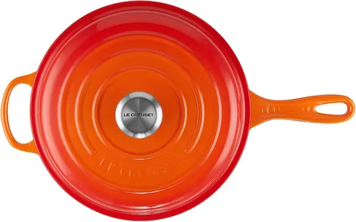 Vista 3 de Le Creuset Cacerola de Hierro Fundido Esmaltado Signature Cassadou, 3.75 qt., Flame