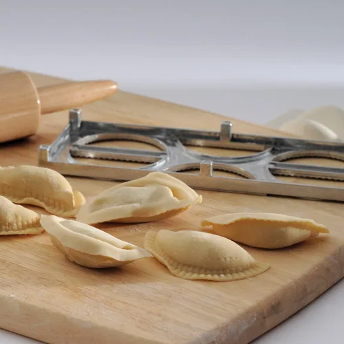 Vista 9 de Norpro Pierogi Maker con prensa de plástico, 7 onzas
