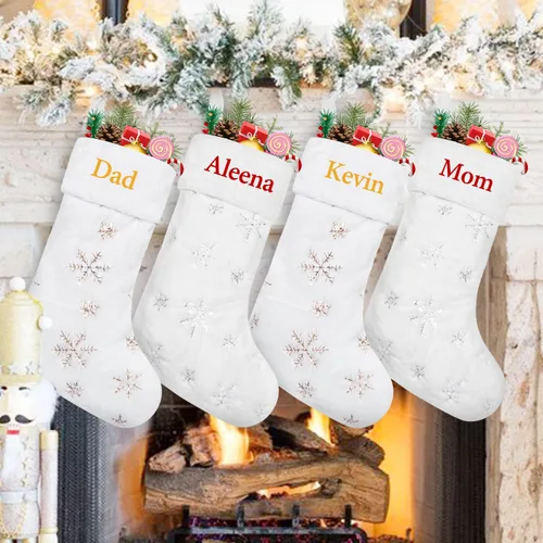 Vista 6 de 1 pieza de medias de Navidad personalizadas, medias de Navidad colgantes de felpa de piel sintética blanca con nombres, medias de Navidad grandes