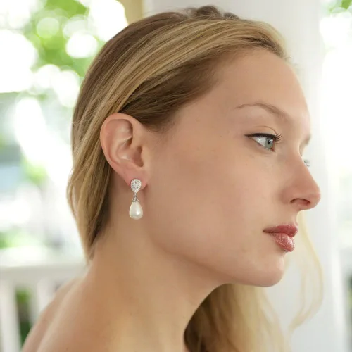 Vista 4 de Mariell aretes de boda de circonia cúbica con forma de pera para novias con perlas crema suave