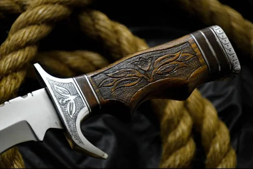 Vista 8 de 2a's Knives Cuchillo Bowie de acero D2 hecho a mano con funda, este cuchillo de corte tiene mango de madera grabado a mano.
