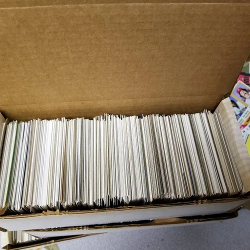 Vista 3 de 600 tarjetas de béisbol, incluyendo Babe Ruth, paquetes sin abrir, muchas estrellas y miembros del Salón de la Fama. Se envía en caja blanca