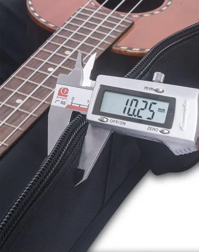 Vista 6 de Crossrock Bolsa de ukelele soprano con correa acolchada y acolchada de 0.394 in en negro y rojo (CRSG106SUBR)