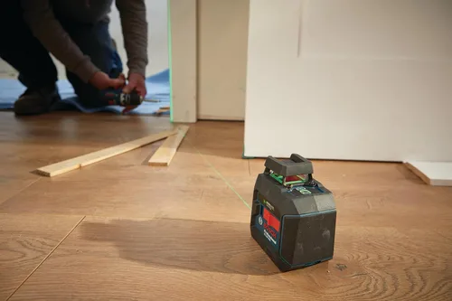 Vista 6 de Bosch GLL50-40G - Láser de línea cruzada autonivelante de haz verde de 360 grados, incluye 4 pilas AA, soporte en L, clip para techo y estuche