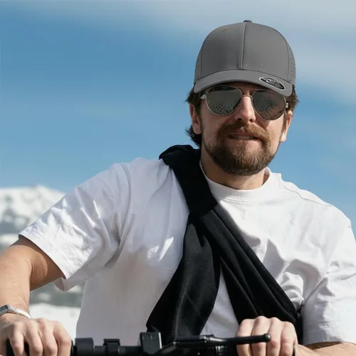 Vista 8 de Cap America i8533 Flexfit 110 Gorra Snapback Perforada de Rendimiento de Perfil Medio de 6 Paneles con Protección UV y Snapback Ajustable