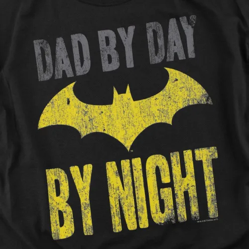 Vista 3 de Popfunk Camiseta clásica de Batman Dad by Day para el día del padre y calcomanías