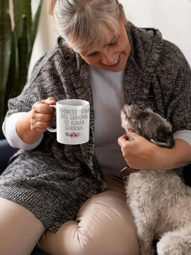 Vista 4 de Suchmugs Taza promocionada a la abuela, taza de café New Nana de 11 onzas, sorpresa para revelar el bebé, anuncio de embarazo de abuela por primera