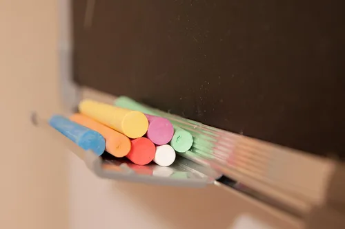 Vista 6 de Juego de pizarrón + accesorios Pizarra pequeña para colgar en la pared, pizarra negra con tizas, borrador e imanes para el hogar, cocina y oficina