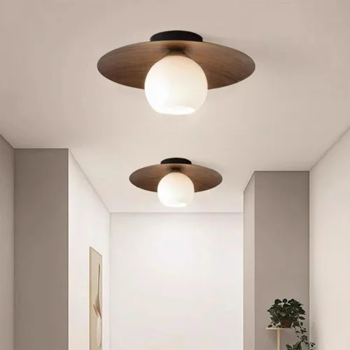Vista 2 de Lámpara de techo minimalista moderna de globo de vidrio blanco redondo con veta de nuez, lámpara de techo semiempotrada con veta de madera nórdica