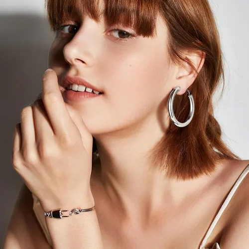 Vista 9 de Aretes de aro gruesos de acero inoxidable para mujer, minimalistas y elegantes, chapados en negrooro, aretes redondos hipoalergénicos, tamaño 1.181