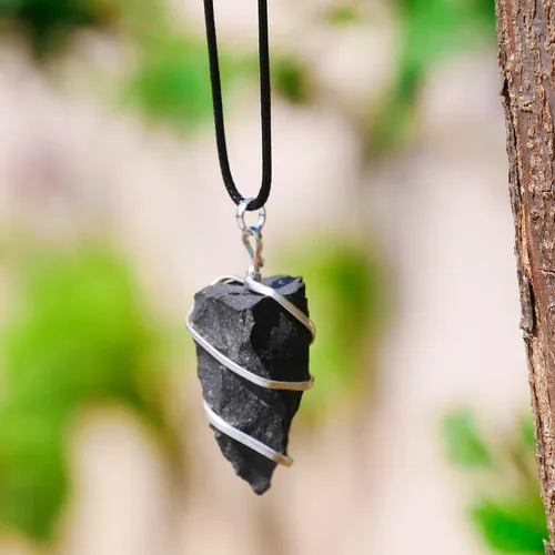 Vista 4 de YUVDIPR Collar de piedra de cristal de turmalina negra cruda para hombres y mujeres, joyería de cristal curativo de chakras, regalos para él o ella