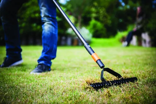 Vista 5 de Fiskars QuikFit 1000655 - Rastrillo aireador, cabezal de herramienta, ancho: 14.6 in, negro/naranja
