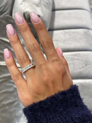 Vista 9 de Anillo de eternidad de moissanita de corte esmeralda de 5 34 a 7 12 quilates para mujer en oro blanco o amarillo de 14 k (D-E, VVS, CTW), anillo