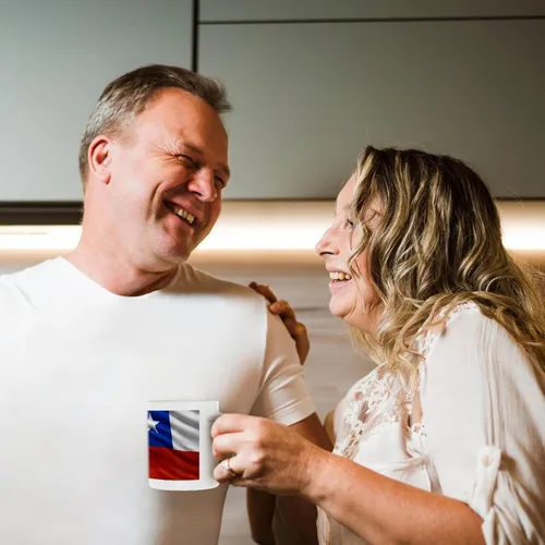 Vista 4 de 3dRose Taza de cerámica con diseño de bandera de Chile agitando en el viento, 11 onzas Blanco